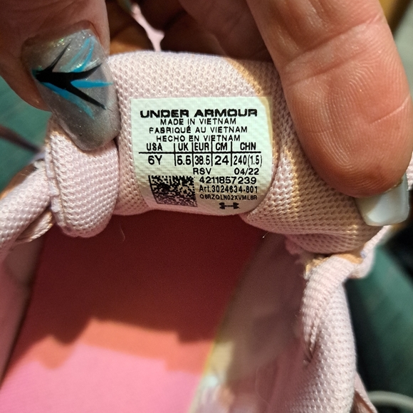 woman's/youth pair of under armor tennis shoes - Picture 3 of 3